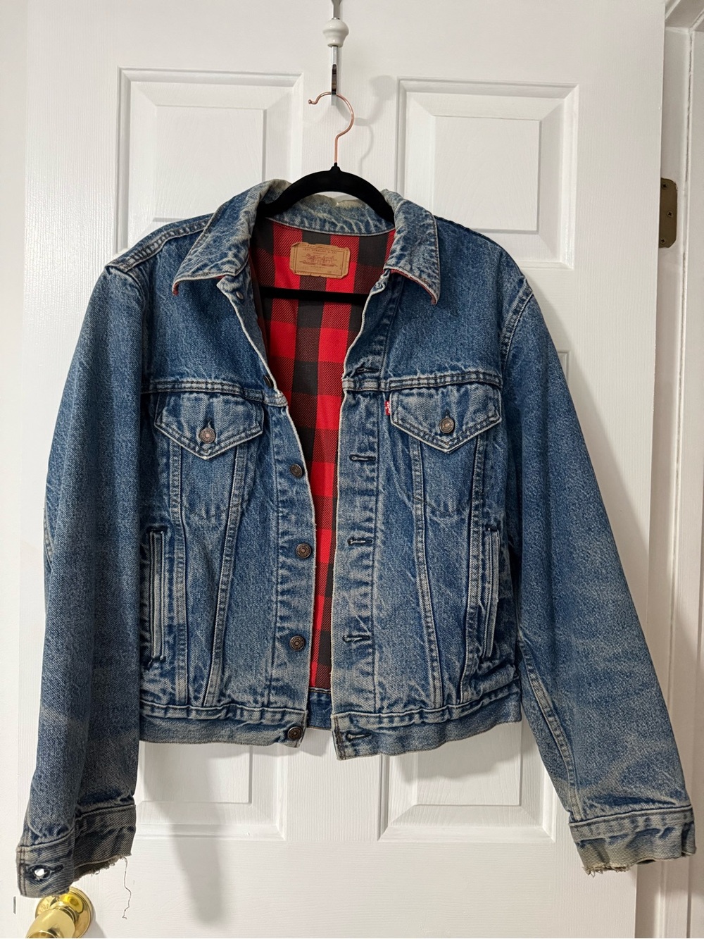 Vintage 80’s Levi's Men's Blue Denim Trucker Jacket with Red Plaid Lining Size M